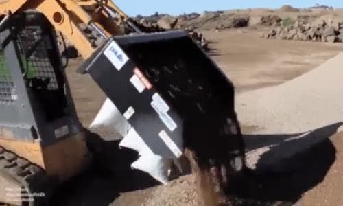 Kepçeyle Kum Torbası Doldurmak