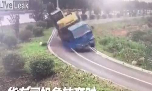Kamyon Şoförünün Akılalmaz Kazası Kamerada
