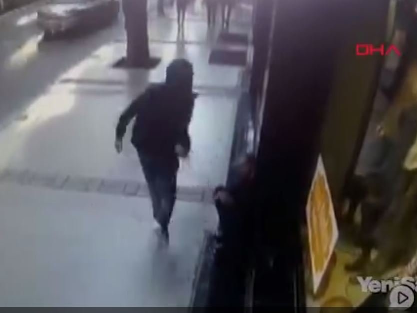 Adamın Elindeki Telefonu Böyle Alıp Kaçtı