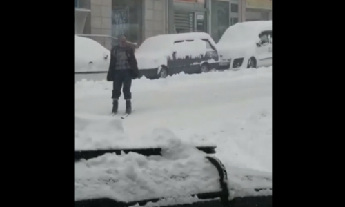 Yolda Kayak Yapan Dayı