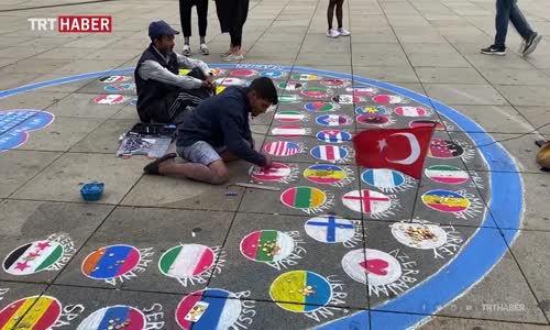 Almanya'daki sokak sanatçısı- Türkler, bayraklarını yere çizmemi istemiyor 