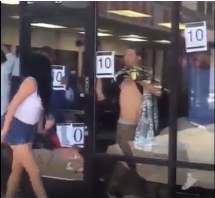 Sokaktan Geçen Güzel Bayanlara Not Veren Kuafördeki Erkekler :-D 