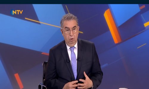 Kucağında Öğrencisinin Bebeğiyle Ders Anlatan Erkek Öğretmen