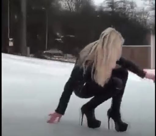 Kar Üstünde Topukluyla Yürüyen Güzel Bayan