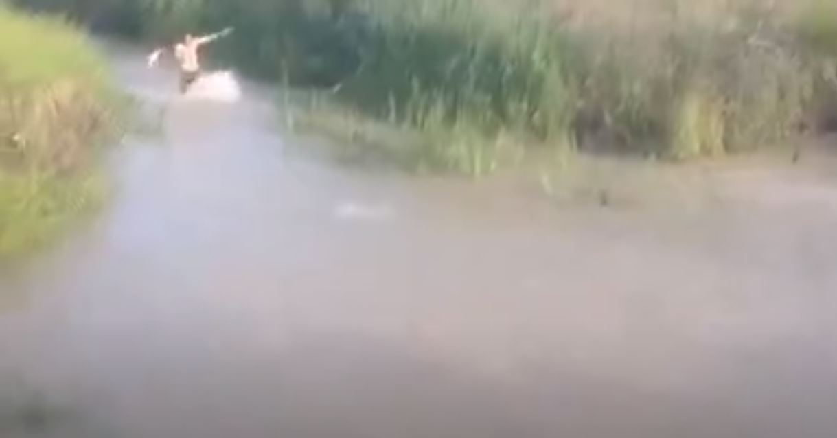 Islık Çalınca Balıklar Gölden Gösteri Yapıyo