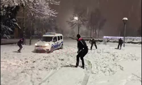 Polislerin kar keyfi 