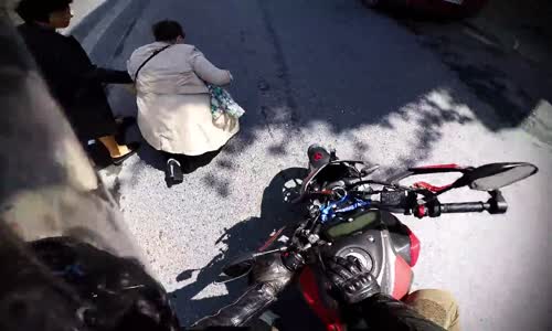 Motorcuya Saldıran Çılgın Teyze 