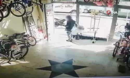 Silivri’de bir kadının çocuklarına iş yerinden kedi çaldırdığı anlar kamerada 