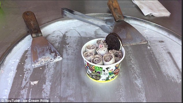 Tayland usulü rulo dondurma yapımı