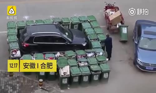 Temizlik İşçisinin 40 Çöp Kovası İle Bir Aracı Bloke Etmesi