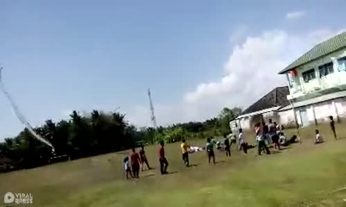 Uçurtmayla Beraber Havalanan Çocuk 