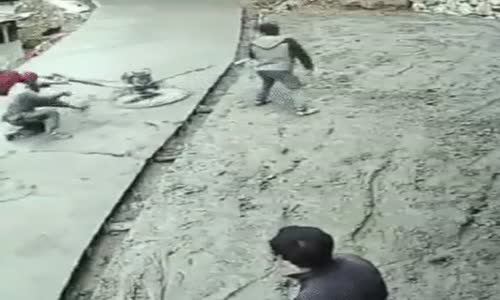 Makinanın Betoncularla Dövüşü Çok Komik