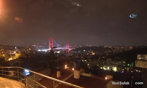 İstanbul'da Gökyüzünü Şimşekler Aydınlattı