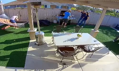 Hamaktan Ters Takla ile Düşen Kadın