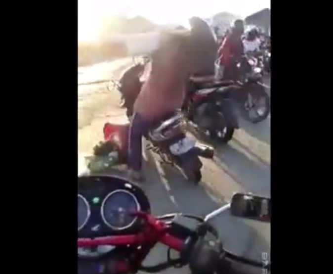 Bariyere Takılan Motosikletli Kadın