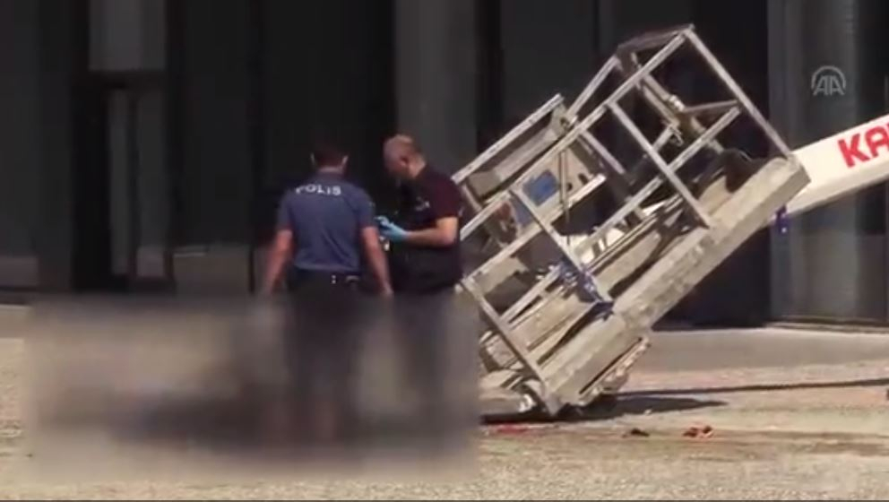 Otel Camını Silerken Vinç Devrildi- 2 İşçi Öldü