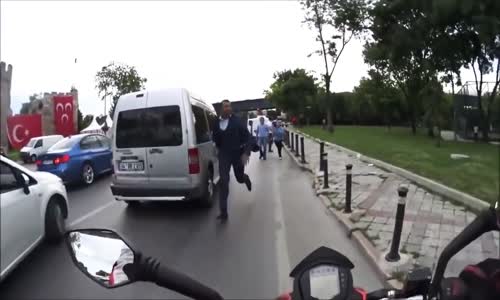 Trafikte Başına Gelmeyen Olay Kalmayan Motorcu