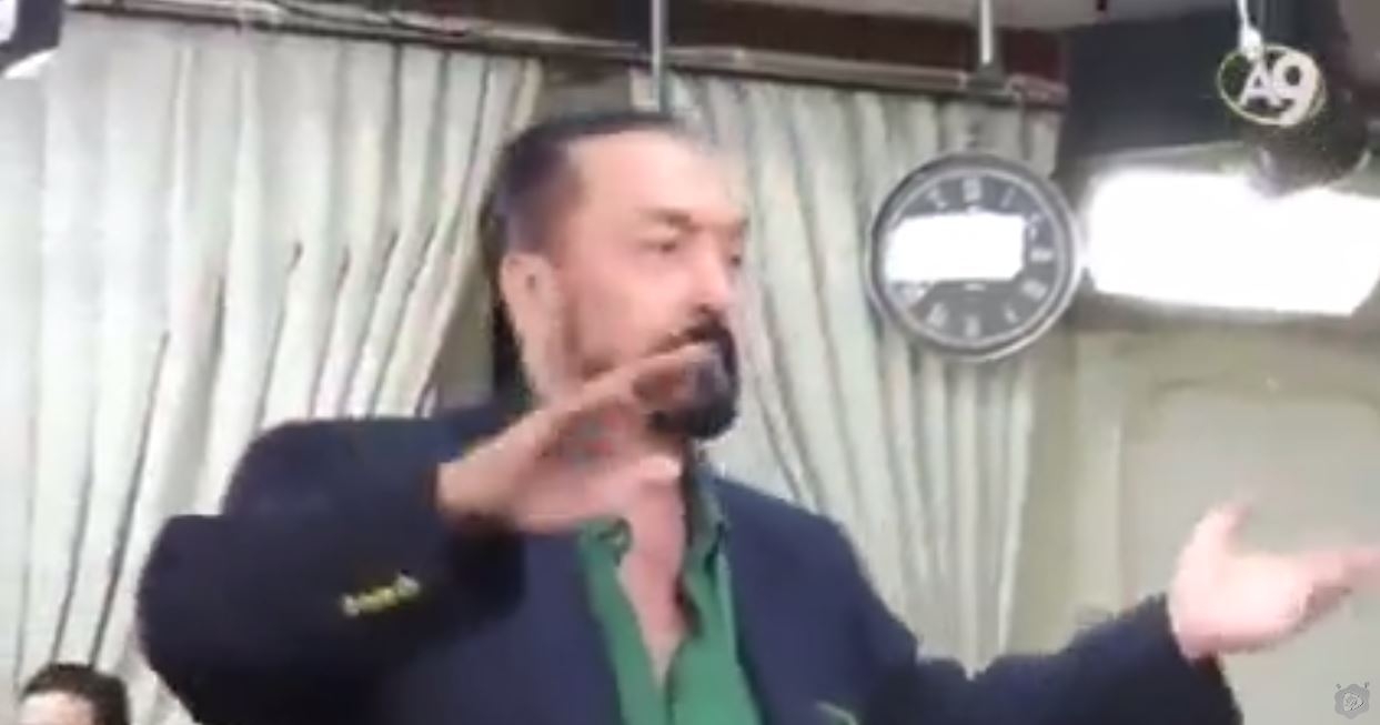 Adnan Hoca Ramazan'ı Oynayarak Karşıladı