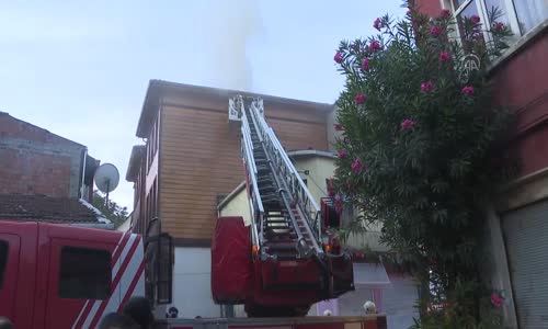 Fatih'te ahşap otel binasında çıkan yangın söndürüldü