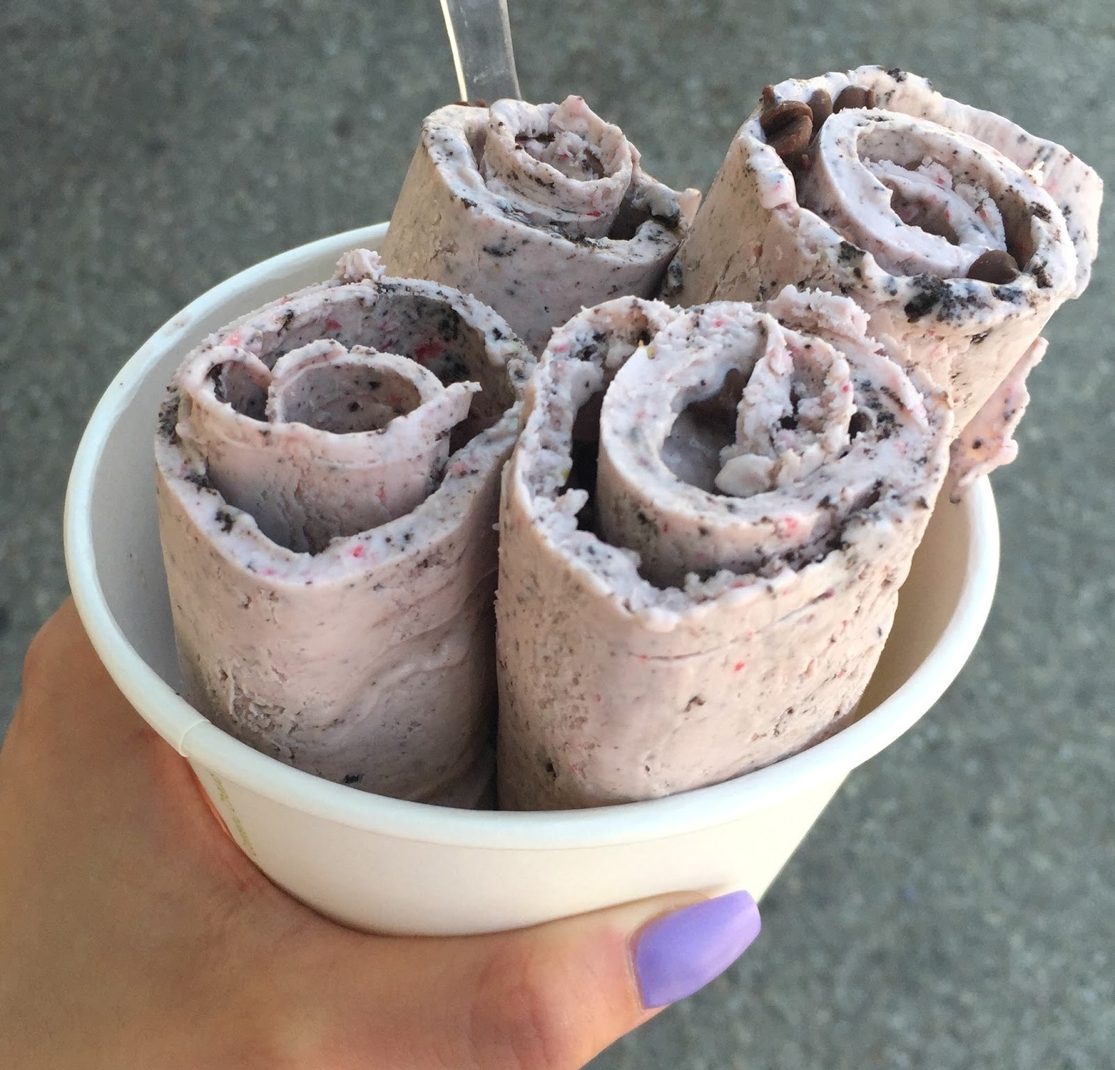 Tayland'da Rulo Dondurma Böyle Yapılıyor 2