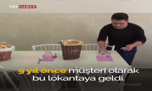 Garsonluk Yaparak Kazandığı Parayla Annesine Bakan Down Sendromlu Mesut Doğan