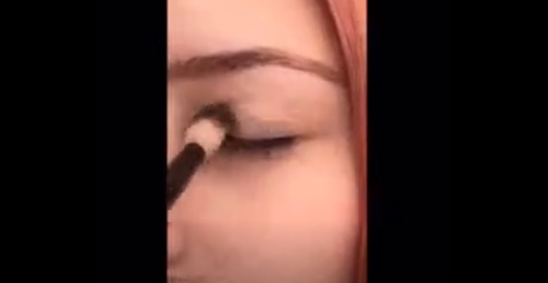 Işıltılı Dumanlı Göz Makyajı 