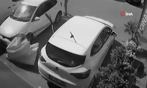 Sancaktepe'de çatıdan düşen şemsiyeden 3 saniye ile kurtuldu 