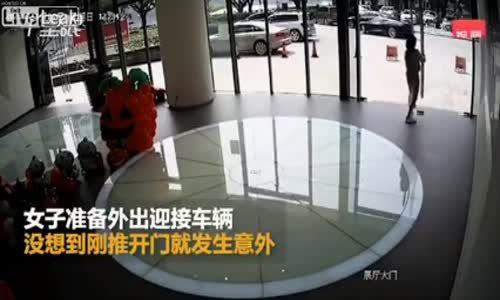 Cam Kapıyı Tuzla Buz Eden Kadın