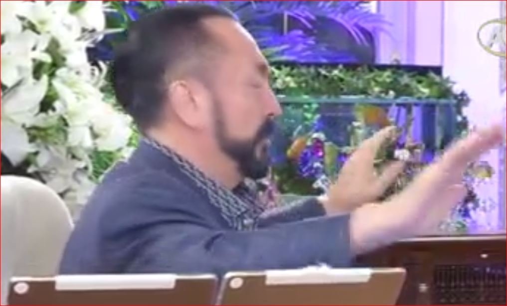 Kamayı Çektim Kından Türküsüyle Kendinden Geçen Adnan Oktar
