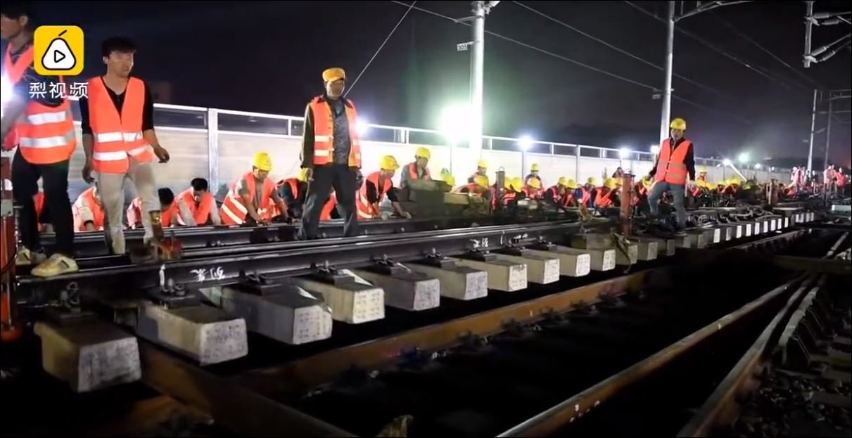 Çin'den Yeni Rekor 1500 İşçiyle 9 Saatte Demir Yolu İnşa Ettiler