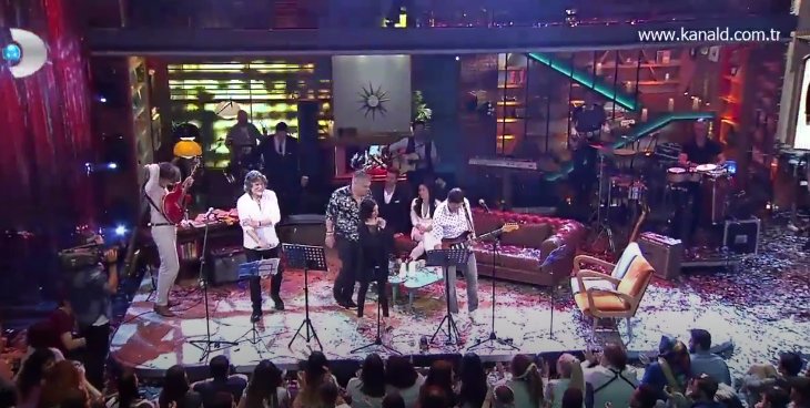 Beyaz Show-Muhteşem Bir Ekip Ve Senden Daha Güzel Şarkısı! 