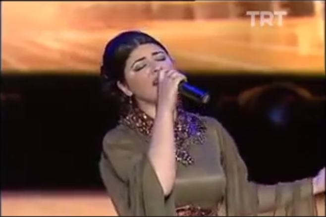 Zara-Yayla Yollarında Yürüyüp Gelir 