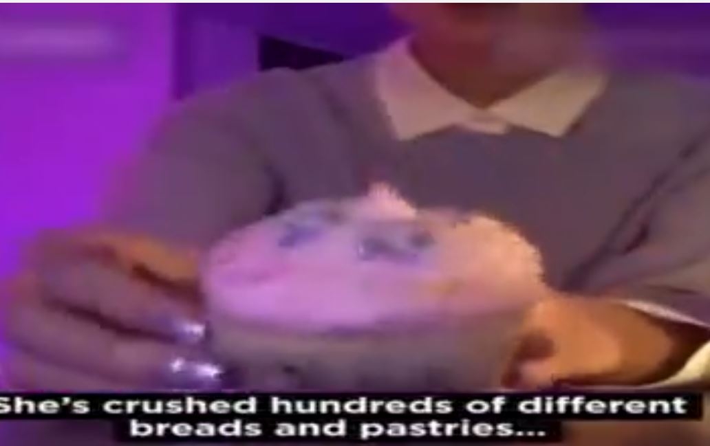 İnternetin Yeni Fenomeni- Yüzünü Unlu Mamullere Gömen Kadın