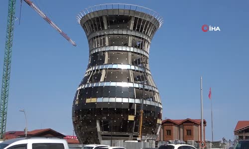 Rize'deki dünyanın en büyük çay bardağının camları takılmaya başladı