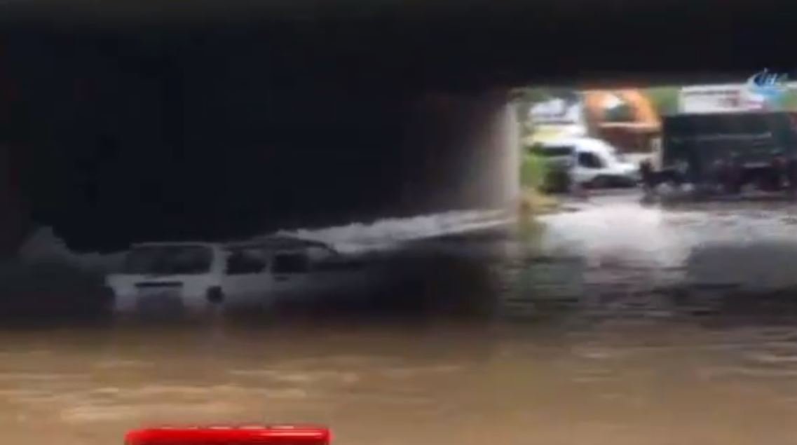 İstanbul'da Araç Alt Geçitte Mahsur Kaldı