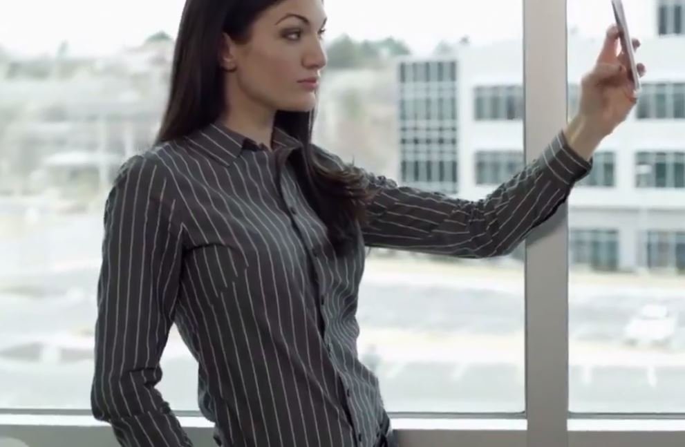 Çektiği Selfie'deki Tüyler Ürpertici Detayı Sonradan Fark Etti