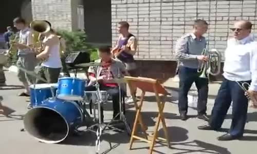 Bir öğrencinin mezuniyet performansını sokakta yaptı EN İYİ DANS EDEREK. Komik