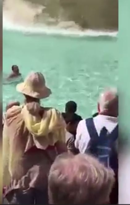 Roma'nın Sembollerinden Aşk Çeşmesi'nde Çıplak Bir Şekilde Yüzen Adam