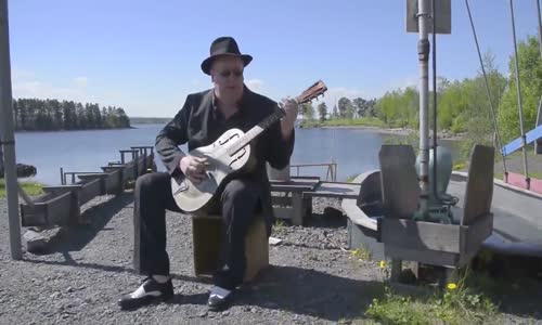 Gitarını Eline Alıp Su Pompasına Vokal Yapan Adam