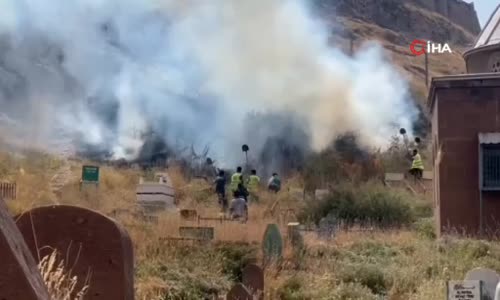 Van Kalesi yanındaki mezarlıkta yangın 