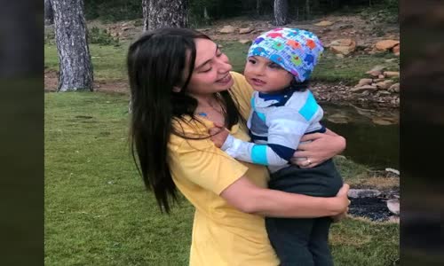 Neslihan Atagül Minik Hayranıyla Çekilmiş Yeni Fotosunu Paylaştı