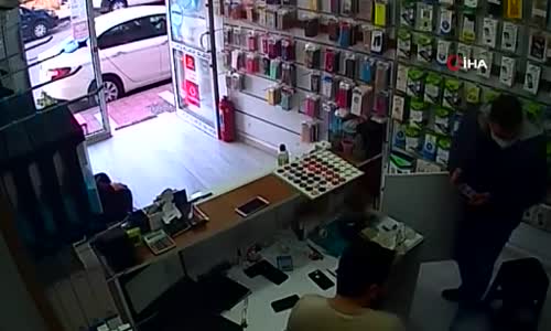 Patlayan telefon bataryası iş yerini duman altında bıraktı 