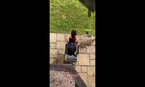 Kız Kardeşe Su Dolu Balon Şakası Yapmak 