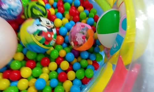 top havuzunda kaydırak ve oyunlar, eğlenceli çocuk videosu