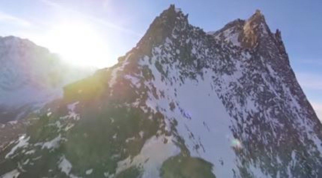 Huzur Veren Görüntüsüyle Dağa Paralel Giden Drone