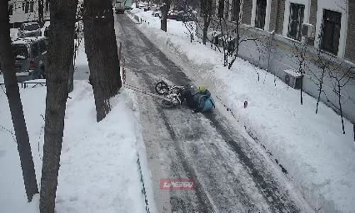 Otopark Bariyerini Kıran Bisikletli Kurye