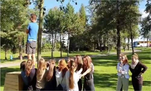 Kızlara Güvenilmeyeceğini Erken Yaşta Öğrenmek