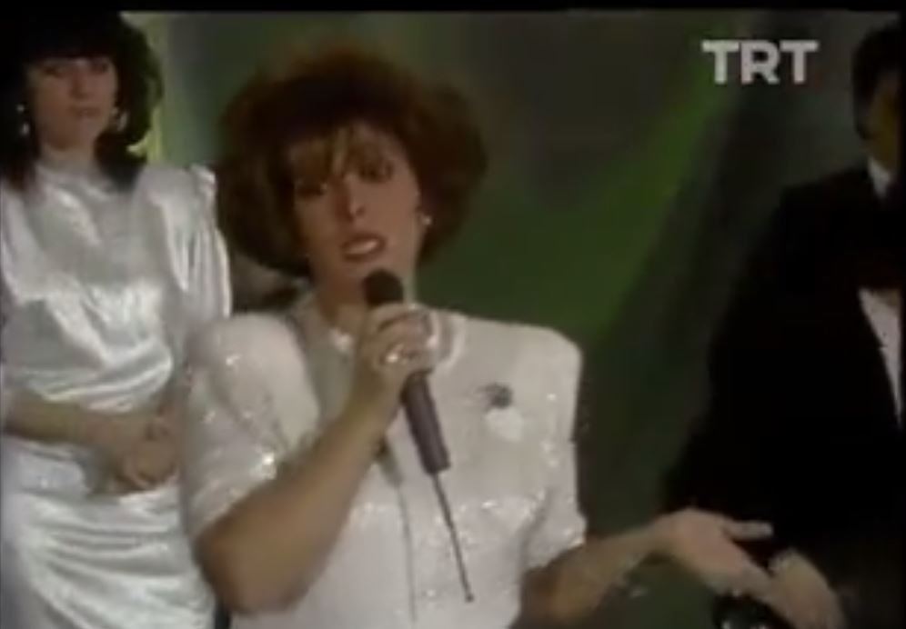 Yülsel Uzel Aynı Çatı Altında Aşkımız Bir Yalanmış 