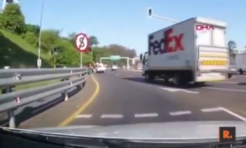 Seyir Halindeki Kamyonet Kasasından Düşen Eleman