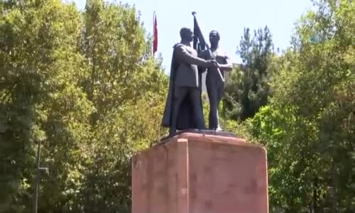  Çıplak Heykele Şort Dikmek İsteyen Gönüllü Terzi